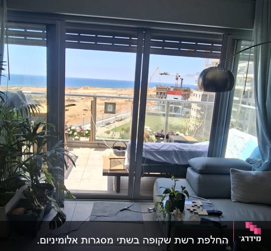 סלון עם חלונות גדולים ונוף לים